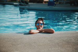 la joie de l'eau dans la piscine
